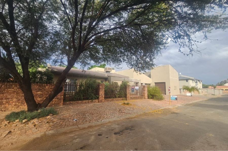 3 Bedroom Property for Sale in Roylglen Gardens Northern Cape